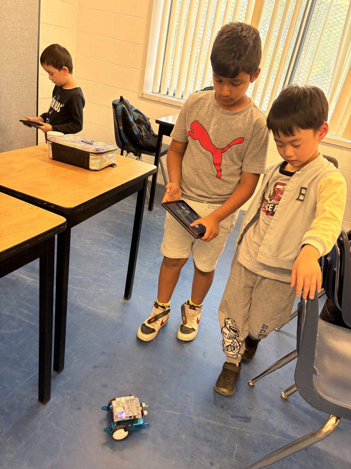 Children playing a supervised indoor gym game, representing active after-school activities for Montreal kids